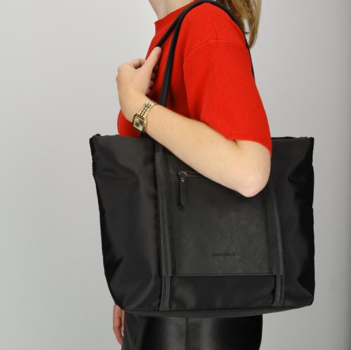 78034 001 Izzy fekete